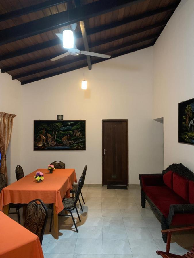 Villa Delorenta アヌラーダプラ エクステリア 写真